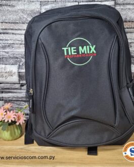 Mochila con logo bordado